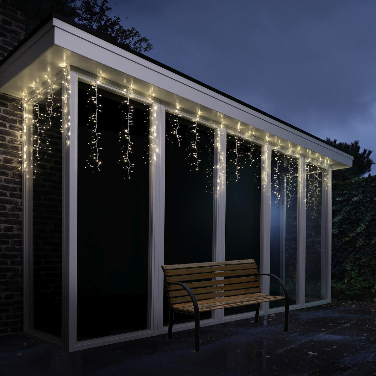 Kaemingk Compact Icicle Lights. Twinkle 256 LED 3.75m