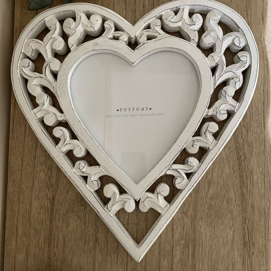 Decorative metal heart-shaped plant support frame for climbing plants and roses, rust-resistant garden trellis